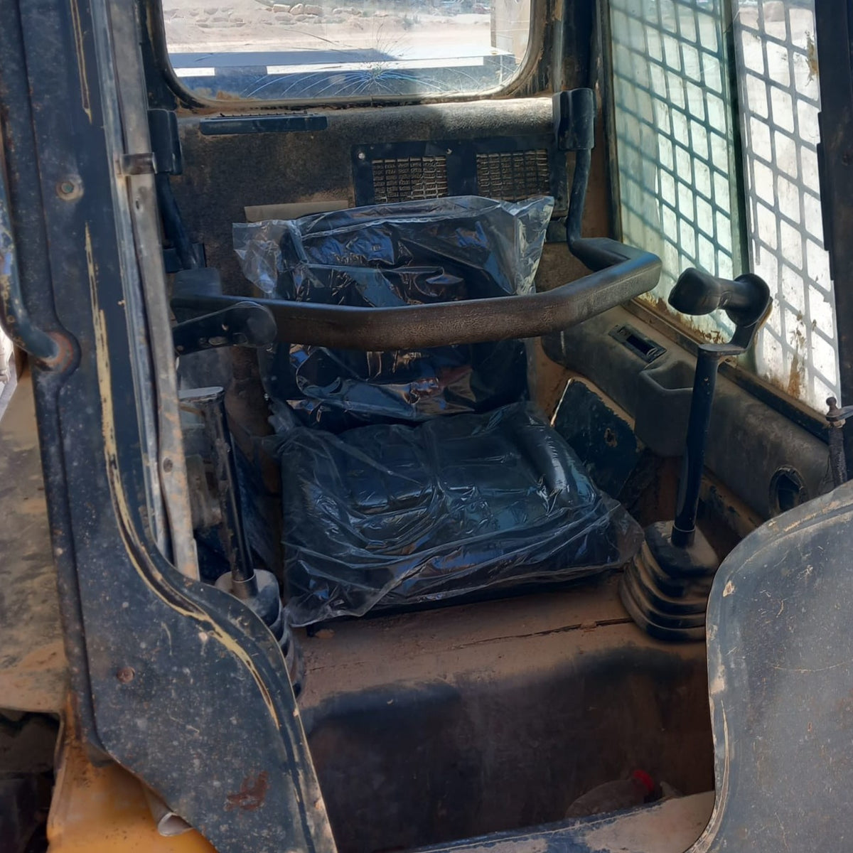 מושב מלגזה פנאומטי 12V כולל משענות יד וחגורת בטיחות 2 נקודות.